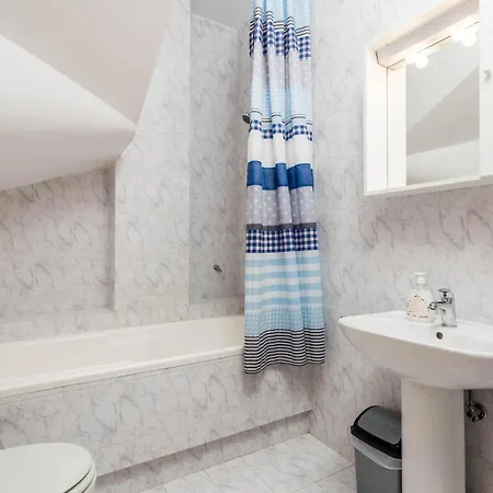 2 Bedroom Cozy In 公寓