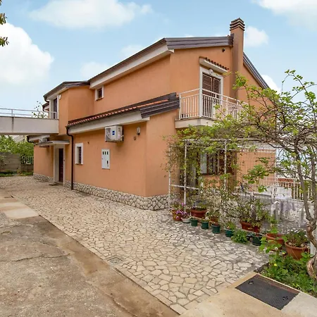2 Bedroom Cozy In