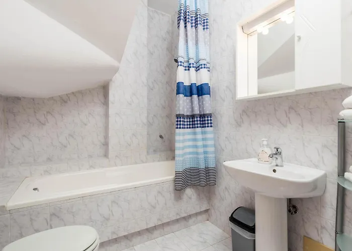2 Bedroom Amazing In Appartamento