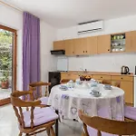 2 Bedroom Cozy In Apartman Lovran