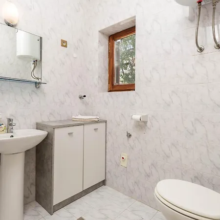 2 Bedroom Cozy In Lovran