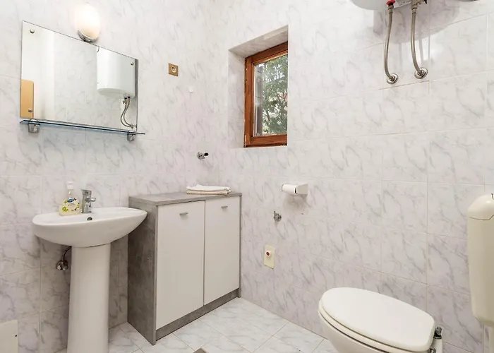 2 Bedroom Amazing In Ловран