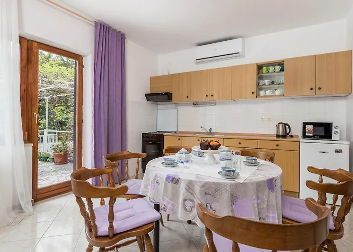 2 Bedroom Amazing In Апартаменты Ловран
